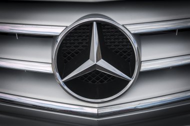 Altea, İspanya - 31 October2015, otomobil markası Mercedes ayrıntı logosu