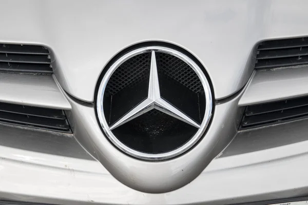 Altea, İspanya - 31 October2015, otomobil markası Mercedes ayrıntı logosu