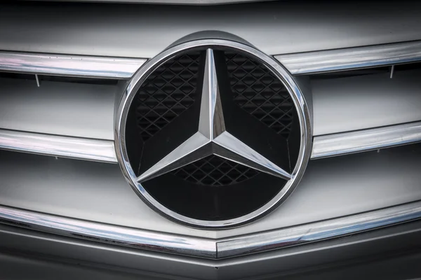 Altea, Испания - 31 октября 2015 года, детальный логотип марки автомобиля Mercedes — стоковое фото