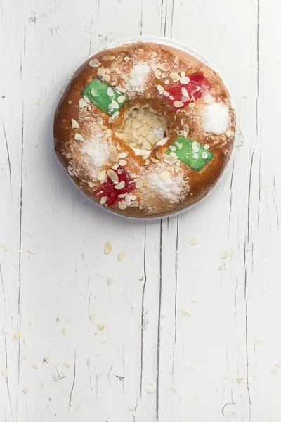 Chritsmas içinde beyaz arka tarafta yemek için İspanyolca geleneksel tatlı pasta