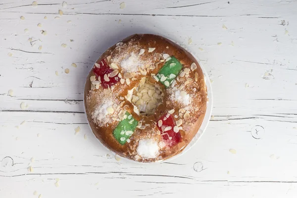 Pastel dulce tradicional español para comer en Chritsmas en espalda blanca — Foto de Stock