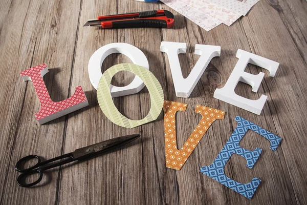Ahşap aşk mektupları ile vintage kağıtları dekorasyon — Stok fotoğraf