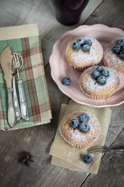 Muffin di mirtilli fatti in casa con bacche per uno spuntino — Foto Stock