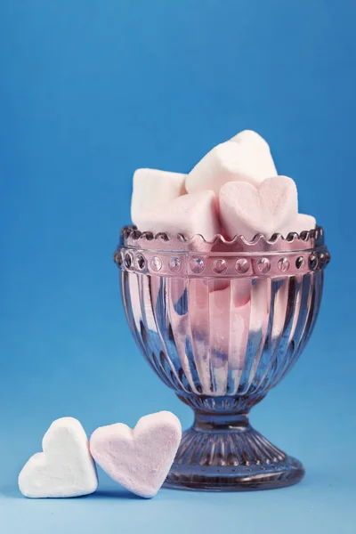 Hjärtat marshmallows i en glas kopp — Stockfoto
