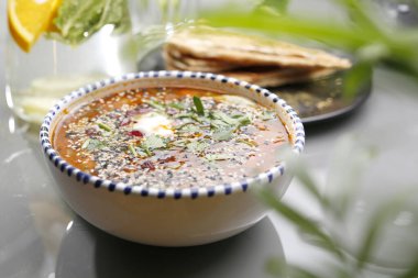 Domatesli mercimek çorbası, ekşi krema ve otlar. Vejetaryen yemekleri, renkli ve iştah açıcı yemekler..