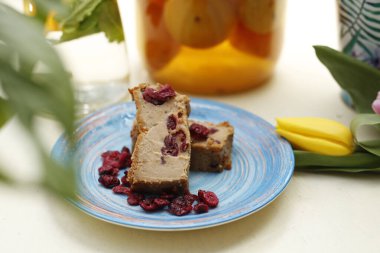 Kranberiyeli vejetaryen fasulye ezmesi. Renkli iştah açıcı bir yemek. Mutfak fotoğrafçılığı, yemek tasarımı. Atıştırmalık, geçmiş, lezzetli, gurme, aperatif.