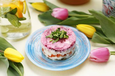 Pancar köklü ringa salatası. Geleneksel yemek. Renkli iştah açıcı bir yemek. Mutfak fotoğrafçılığı, yemek tasarımı..