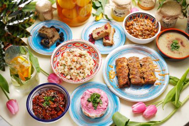 Vejetaryen yemekleri, renkli ve iştah açıcı yemekler. Renkli bir iştah açıcı yemek. Mutfak fotoğrafçılığı, yemek tasarımı..