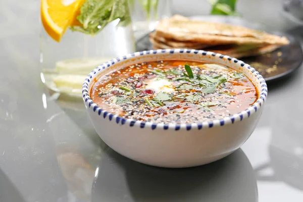 Domatesli mercimek çorbası, ekşi krema ve otlar. Vejetaryen yemekleri, renkli ve iştah açıcı yemekler..