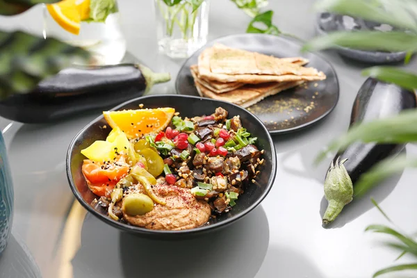 Humus Met Aubergine Olijfsalade Vegetarisch Koken Een Kleurrijk Smakelijk Gerecht — Stockfoto