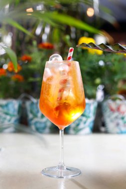 Portakal suyu ve buzlu Proseco aperol. İçecek ve mutfak fotoğrafçılığı..