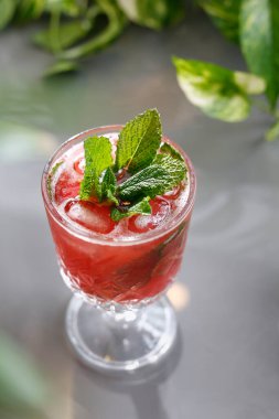 Alkollü karpuz kokteyli, ferahlatıcı meyve suyu..