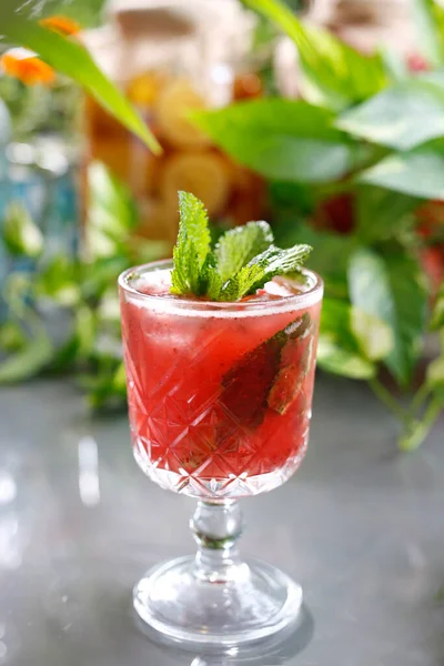含酒精的西瓜鸡尾酒 清爽的水果饮料 — 图库照片