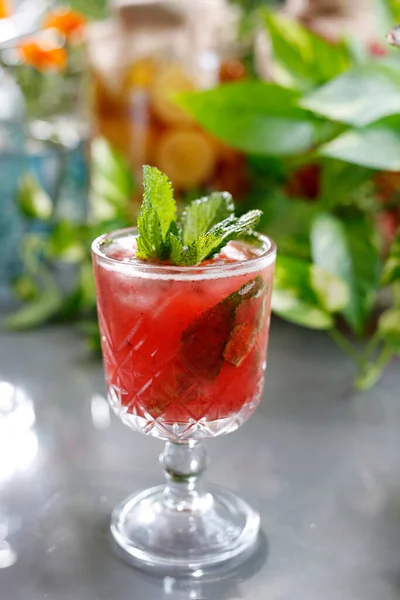 含酒精的西瓜鸡尾酒 清爽的水果饮料 — 图库照片