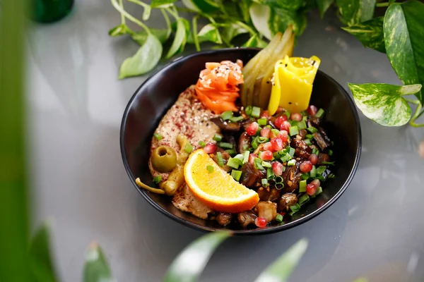 Vegetarische Schotel Humus Met Een Stuk Champignons Groenten Voedselfotografie Serveervoorstel — Stockfoto