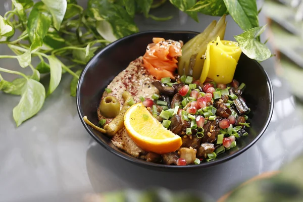 Humus Met Een Stuk Champignons Groenten Vegetarische Schotel Voedselfotografie Serveervoorstel — Stockfoto