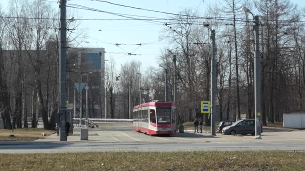 Saint Petersburg, Rusia - April 2020. Trem lalu lintas di sekitar kota. — Stok Video