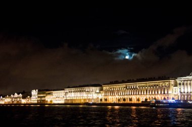 Saint Petersburg 'daki Beyaz Geceler' deki sudan gece aydınlanması - Rusya