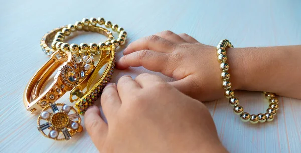 Frauenglück Kinderhände Spielen Mit Goldschmuck Und Bijouterie Auf Weißem Hintergrund — Stockfoto