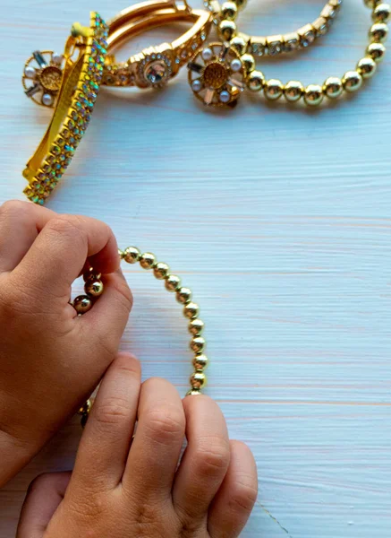 Mains Enfant Jouent Avec Des Bijoux Bijouterie Sur Fond Blanc — Photo