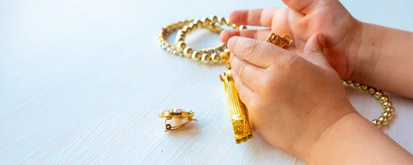 Kinderhände Spielen Mit Goldschmuck Und Bijouterie Auf Weißem Hintergrund Konzept — Stockfoto