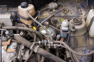 Arabanın Başlığı 'nın altında. Araba motoru