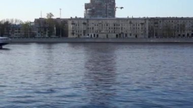 PETERSBURG, RUSSIA - 4 Mayıs 2021: Neva nehri üzerindeki göktaşı sürat teknesi, St. Petersburg, Rusya. Yüksek kaliteli FullHD görüntüler
