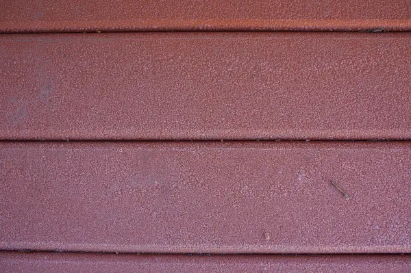 具有霜冻纹理的旧红木木板设计 覆盖着霜冻的木板 — 图库照片