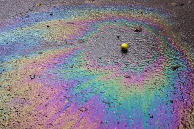 Yağ tabakası asfalt yoldaki bir kuşa benziyor. Asfalttaki yağ lekesi, Asfalt Yolu 'ndaki benzin lekeleri doku ya da arkaplan olarak