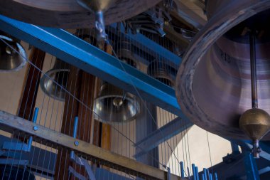 Bir carillon en az 23 bronzdan oluşur, bardak şeklinde çanlar. Bunlar en ağır müzik aletleri..