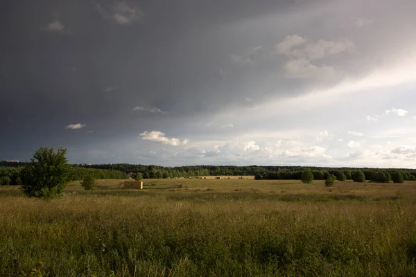 Landschap met majestueus mooie dramatische pre-bedreigende hemel. Bewolkte lucht — Stockfoto