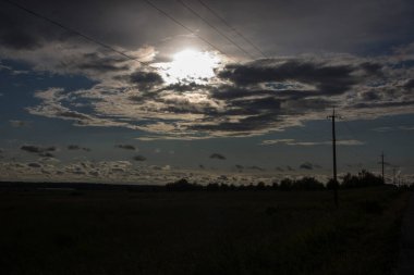 Heybetli, çarpıcı, tehditkar gökyüzü manzarası. Bulutlu gökyüzü