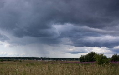 Heybetli, çarpıcı, tehditkar gökyüzü manzarası. Bulutlu gökyüzü