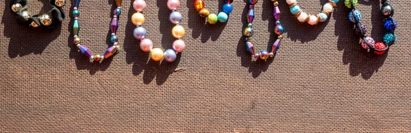 Tas Perles Bijoux Lumineux Colorés Sur Fond Sombre Collier Perles — Photo