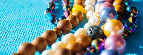 Bainha Contas Jóias Brilhantes Coloridas Fundo Azul Colar Pérolas Jóias — Fotografia de Stock