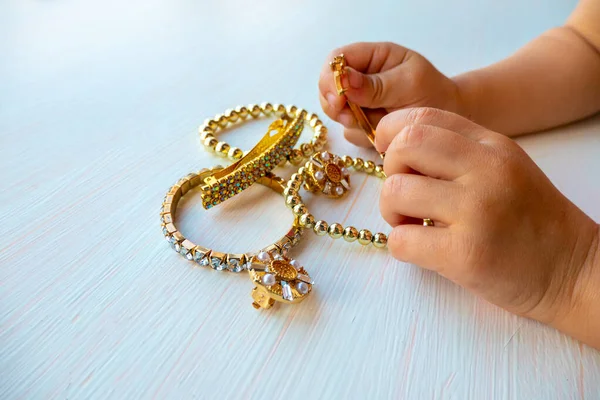 Handen Van Kind Spelen Met Gouden Sieraden Bijouterie Witte Achtergrond — Stockfoto