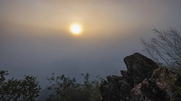 Vista Las Montañas Paisaje Invernal Con Colinas Niebla Amanecer — Foto de Stock