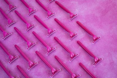 Masada bir sürü pembe jilet var. Saç çıkarma ve tıraş konsepti. 