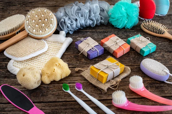 Muitos Tipos Esponjas Banho Mesa Madeira Materiais Cuidados Pessoais Mesa — Fotografia de Stock