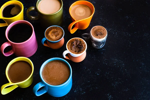 Viele Geröstete Kaffeebohnen Auf Dem Tisch Kaffee Konzept Mit Verschiedenen — Stockfoto