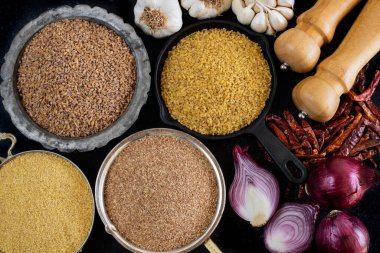 Tahta masadaki organik bulgur çeşitleri. Kasede bulgur ve baklagil konsepti 