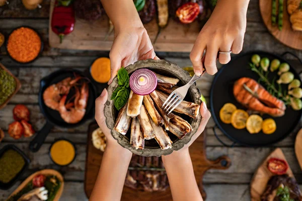 Diversi Tipi Carne Alla Griglia Sul Tavolo Del Ristorante Offrendo — Foto Stock