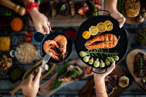 Diferentes Tipos Carne Grelhada Mesa Restaurante Oferecendo Refeições Uns Aos — Fotografia de Stock