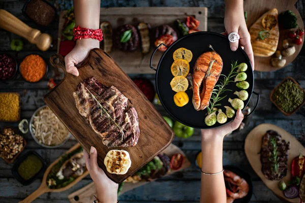 店内のテーブルの上には様々な種類の焼き肉 お互いに食事を提供する — ストック写真