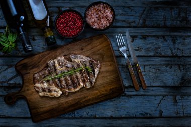 Tabakta koyu arkaplanlı leziz ızgara yemek. Restorandaki masada yemek yemeye hazır mısın?. 