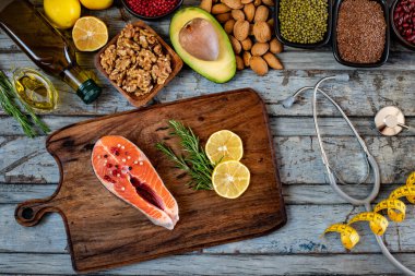 Masada bol omega 3 içeren çeşitli yiyecekler var. Sağlıklı yaşam tarzı kavramı.