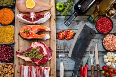 Masada çeşitli çiğ etler var. Farklı türde sığır eti, domuz ve kuzu eti..