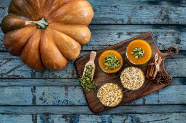 Bardakta ev yapımı balkabağı tatlısı. Sonbahar tatlısı, gözlüklü balkabağı kreması.