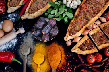 Geleneksel Türk yemekleri, lahmacun ve kiymali ve kusbasili pide. Kırsal masada bir sürü geleneksel yemek var.. 