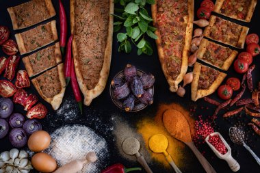 Geleneksel Türk yemekleri, lahmacun ve kiymali ve kusbasili pide. Kırsal masada bir sürü geleneksel yemek var.. 